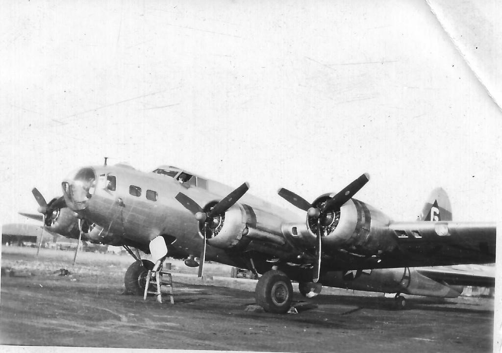 Een B-17 “Flying Fortress”, ontdaan van bewapening en geschutkoepels, te Sint-Truiden.